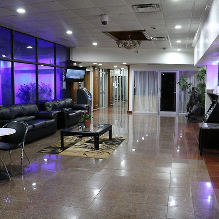 Sky Hotel At Tulsa Airport Экстерьер фото